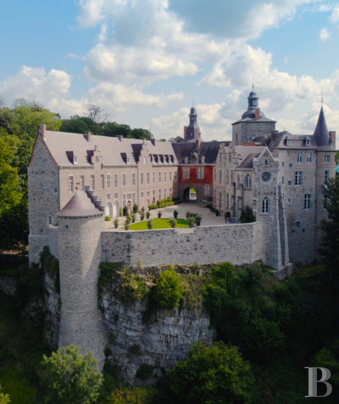 A chateau-fortress with a one hundred hectare estate in the county of Namur, to the south of Brussels in Belgium - photo  n°49